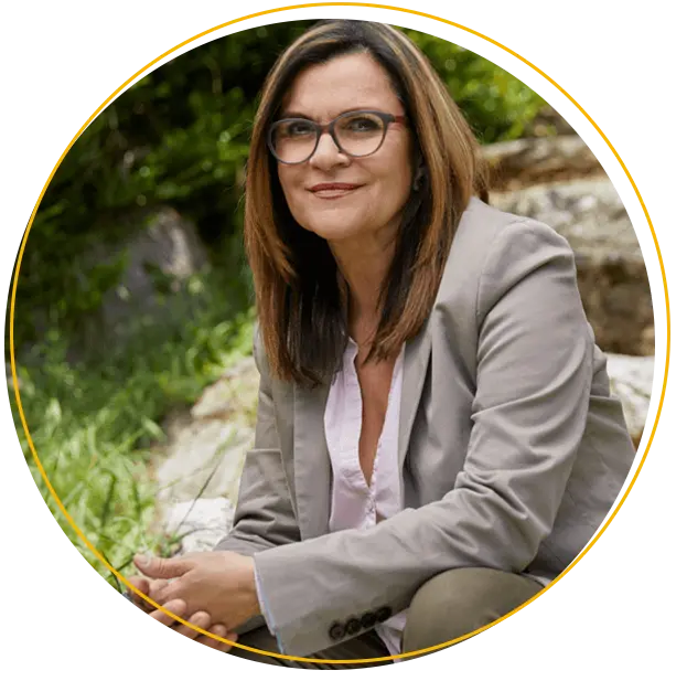 Doris Mock sitzt im Garten und schaut freundlich